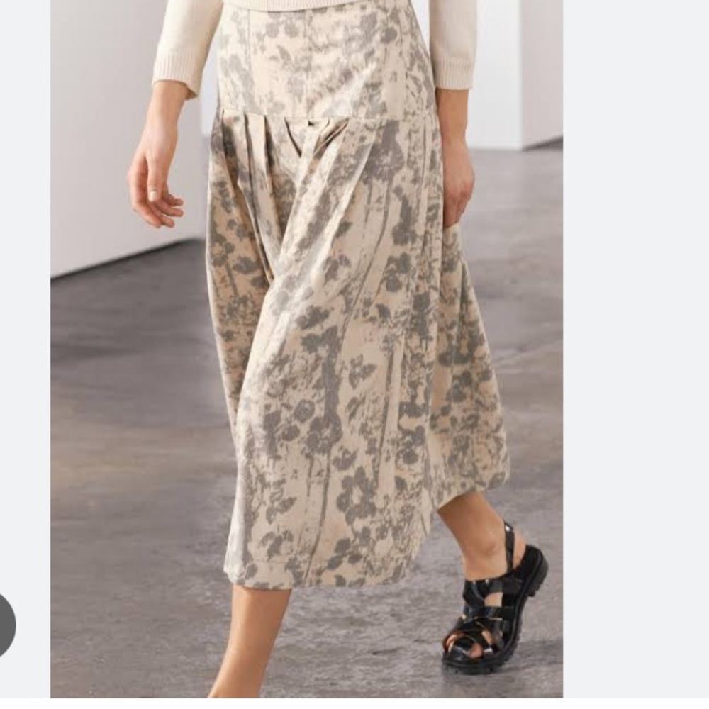 New w Tag: Zara Collection. Jacquard Midi Skirt. Size Large